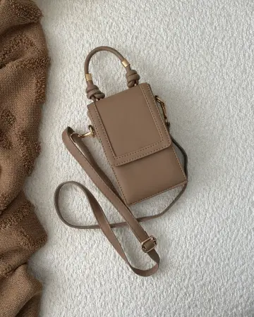 کیف دوشی موبایلی گلی، رنگ نسکافه ای — تصویر ۴ محصول